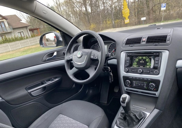 Skoda Octavia cena 28900 przebieg: 212000, rok produkcji 2011 z Poręba małe 254
